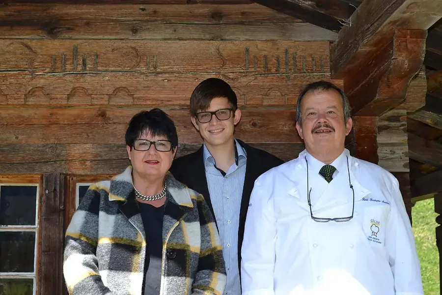 Familie Maeder vor einer alten Holzwand