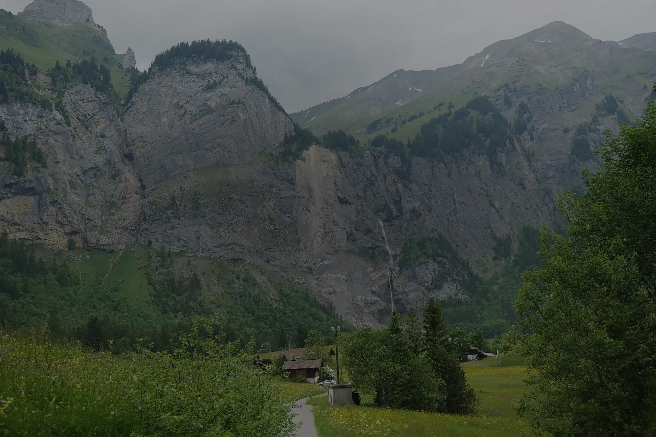 Talkessel bei Kandersteg mit Felswand und Wasserfall