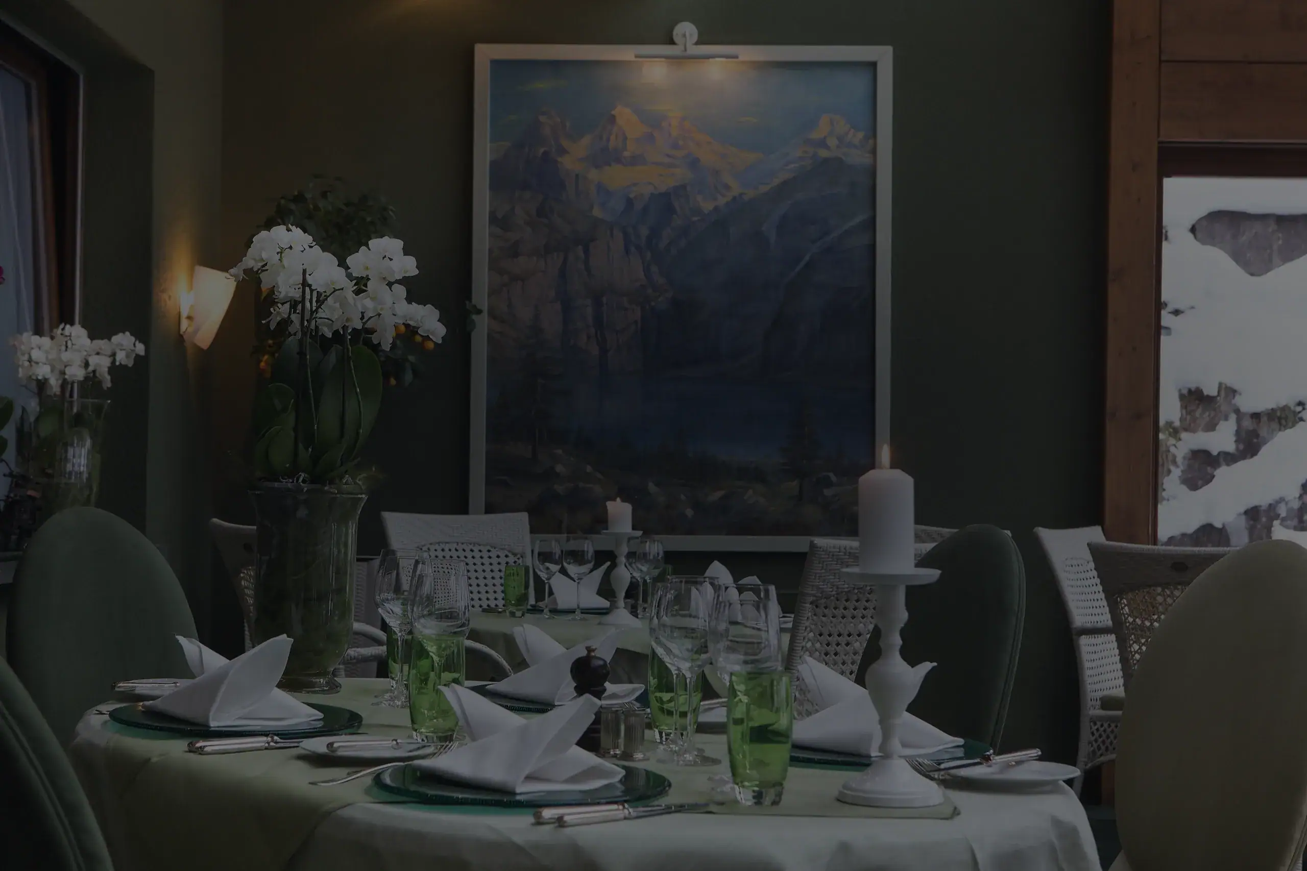 Gedeckter Tisch vor einem Gemälde mit Bergsee