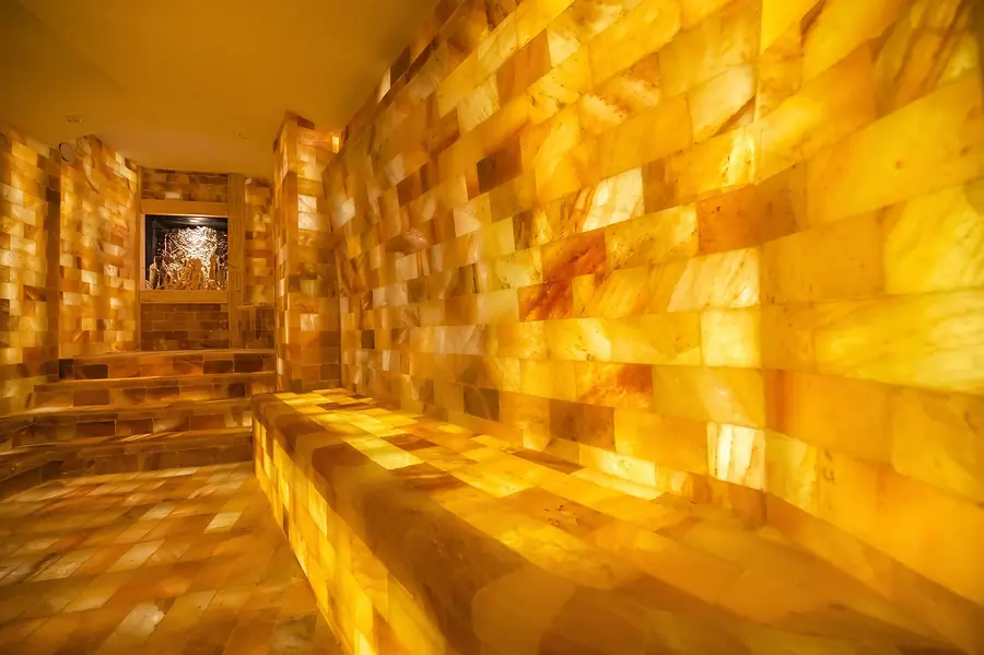 Salzarium mit leuchtenden Salzsteinen