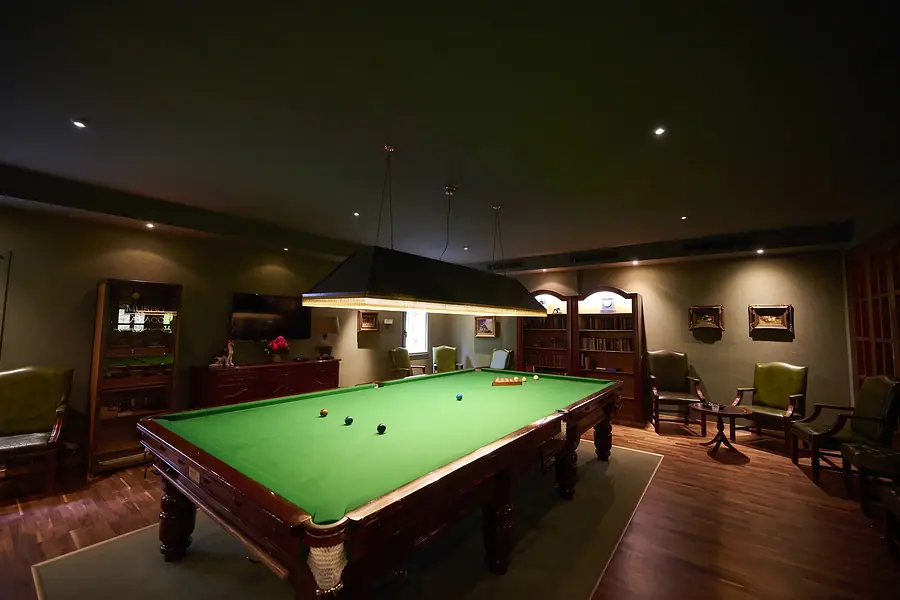 Snooker Lounge mit grünem Tisch