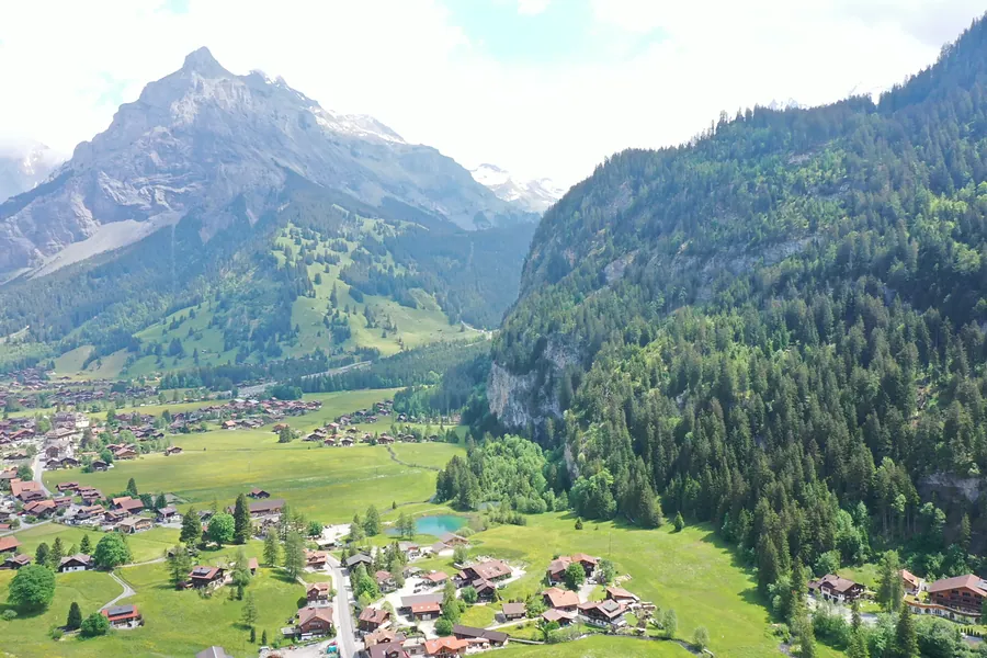 Kandersteg und das Tal von oben, dahinter die Berge