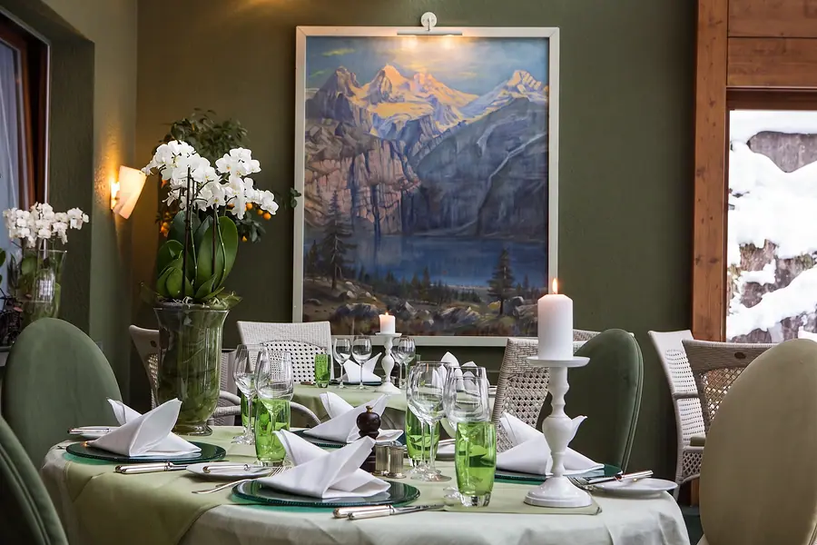 Gedeckter Tisch vor einem Gemälde mit Bergsee
