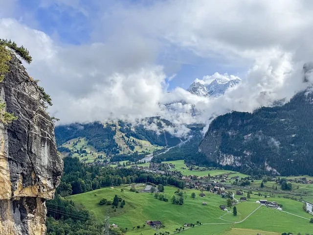 Klettersteig an der Allmenalp mit Blick ins Tal