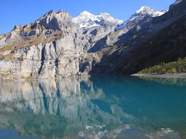 Oeschinensee vor den Felswänden