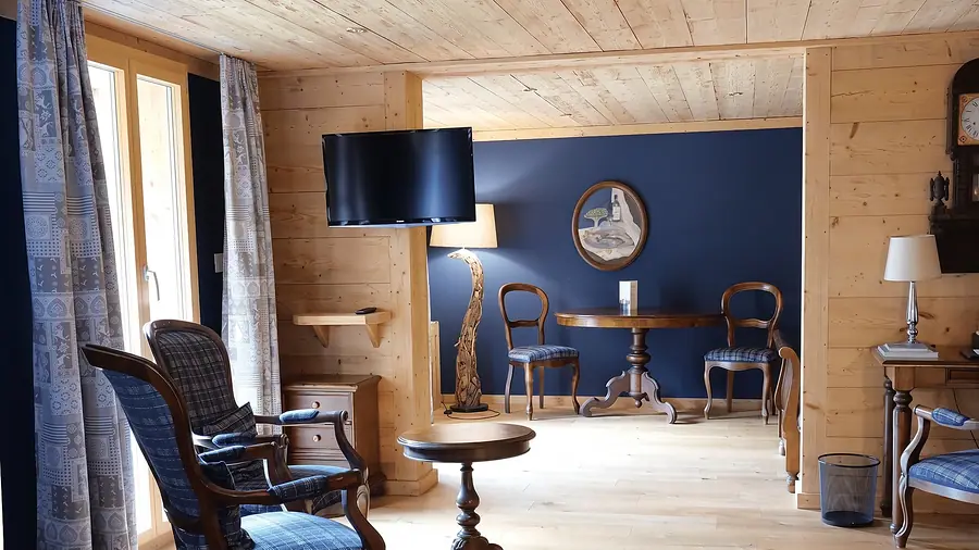 Sitzecke im Ambiance-Zimmer vor blauer Wand