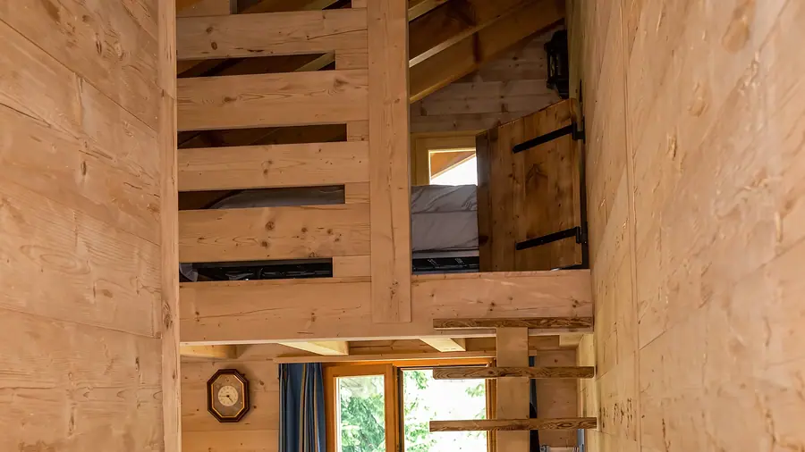 Schlafgalerie aus Holz im Ambiance-Zimmer