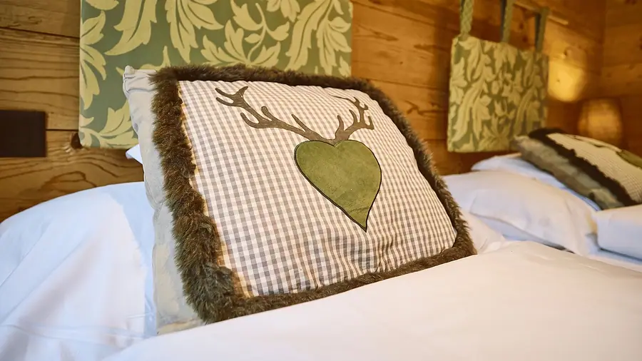 Kissen mit Hirsch auf dem Bett