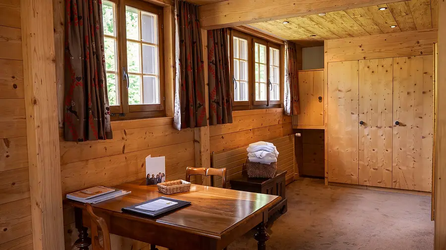 Schreibtisch am Fenster in der Junior Suite
